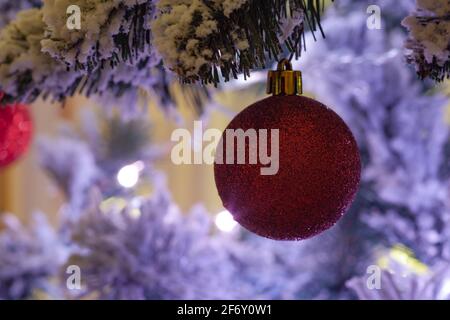 Roter weihnachtsbaum auf dem Weihnachtsbaum Stockfoto