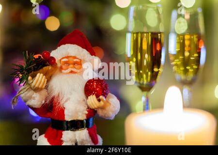 Weihnachtsmann und Gläser Champagner, als Grußkarte Stockfoto