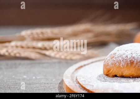 Hausgemachtes Gebäck mit Kuchen und Weizenohren Stockfoto