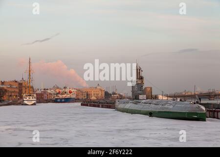 'Young Baltiets' - ein Segelmotorschiff mit Ausbildung und sowjetisches U-Boot S-189. St. Petersburg, Russland. Stockfoto