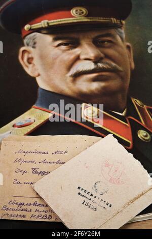 Stalins Porträt und Postbriefe aus Gulag, 1940er Jahre, UdSSR Stockfoto