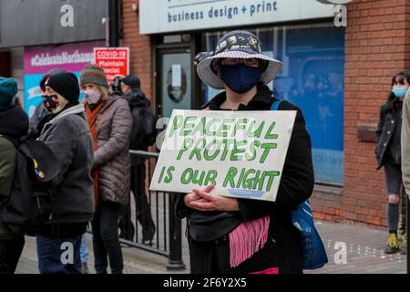 Northampton, Großbritannien. April 2021. Diese Straßen zurückfordern/töten die Bill-Demonstration vor dem Gebäude des BBC Radio Northampton an diesem Nachmittag in der Abington Street wurde nicht von so vielen besucht, da die Leute den Rat der Polizei über die Regel von 6 zur Kenntnis nahmen. Kredit: Keith J Smith./Alamy Live Nachrichten Stockfoto