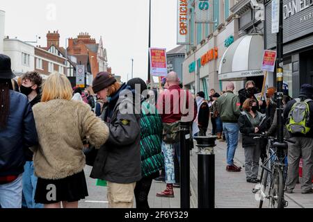 Northampton, Großbritannien. April 2021. Diese Straßen zurückfordern/töten die Bill-Demonstration vor dem Gebäude des BBC Radio Northampton an diesem Nachmittag in der Abington Street wurde nicht von so vielen besucht, da die Leute den Rat der Polizei über die Regel von 6 zur Kenntnis nahmen. Kredit: Keith J Smith./Alamy Live Nachrichten Stockfoto