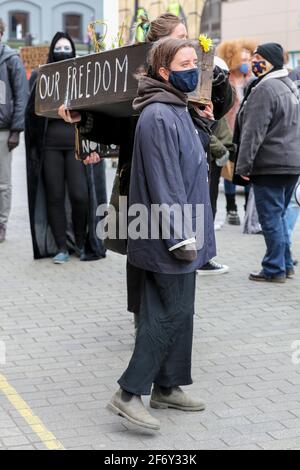 Northampton, Großbritannien. April 2021. Diese Straßen zurückfordern/töten die Bill-Demonstration vor dem Gebäude des BBC Radio Northampton an diesem Nachmittag in der Abington Street wurde nicht von so vielen besucht, da die Leute den Rat der Polizei über die Regel von 6 zur Kenntnis nahmen. Kredit: Keith J Smith./Alamy Live Nachrichten Stockfoto