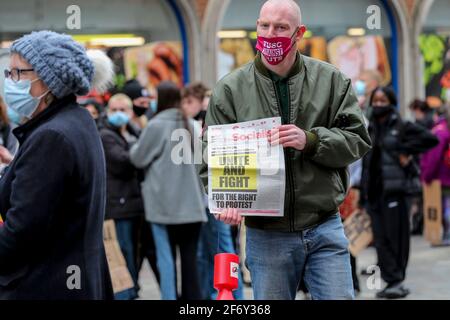 Northampton, Großbritannien. April 2021. Diese Straßen zurückfordern/töten die Bill-Demonstration vor dem Gebäude des BBC Radio Northampton an diesem Nachmittag in der Abington Street wurde nicht von so vielen besucht, da die Leute den Rat der Polizei über die Regel von 6 zur Kenntnis nahmen. Kredit: Keith J Smith./Alamy Live Nachrichten Stockfoto