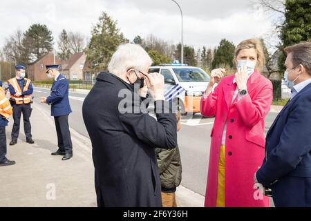 Die Abbildung zeigt Innenministerin Annelies Verlinden im Bild während eines Polizeikontrolle an der Grenze zwischen Belgien und den Niederlanden Zoll Stockfoto