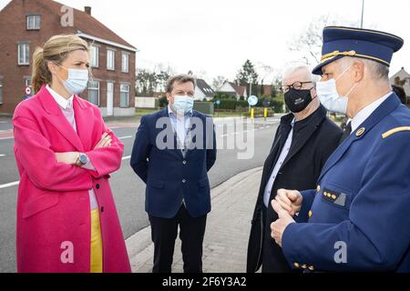 Die Abbildung zeigt Innenministerin Annelies Verlinden im Bild während eines Polizeikontrolle an der Grenze zwischen Belgien und den Niederlanden Zoll Stockfoto