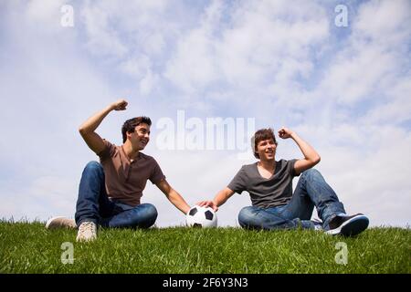 Zwei junge Männer feiert ein Tor von dort Fußball Team Stockfoto