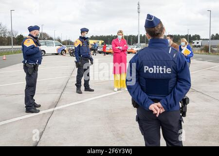 Die Abbildung zeigt Innenministerin Annelies Verlinden im Bild während eines Polizeikontrolle an der Grenze zwischen Belgien und den Niederlanden Zoll Stockfoto