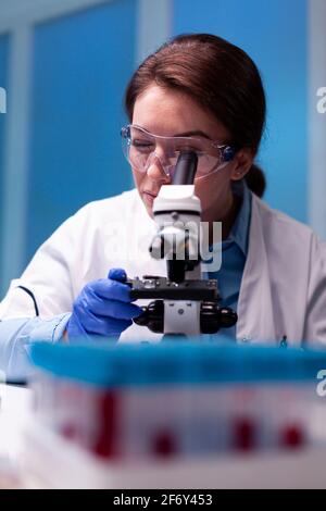 Wissenschaftler, die Mikroskop-Pharmazie im Labor, Experiment, Expertise, Impfstofftests anpassen. Modernes Labor mit Forschungsgeräten für Virusstudien und die Entwicklung von Impfstoffen. Stockfoto