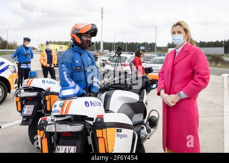 Die Abbildung zeigt Innenministerin Annelies Verlinden im Bild während eines Polizeikontrolle an der Grenze zwischen Belgien und den Niederlanden Zoll Stockfoto