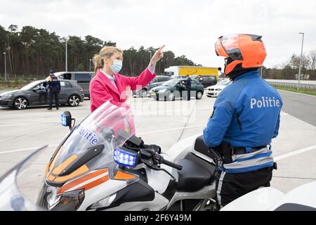 Die Abbildung zeigt Innenministerin Annelies Verlinden im Bild während eines Polizeikontrolle an der Grenze zwischen Belgien und den Niederlanden Zoll Stockfoto