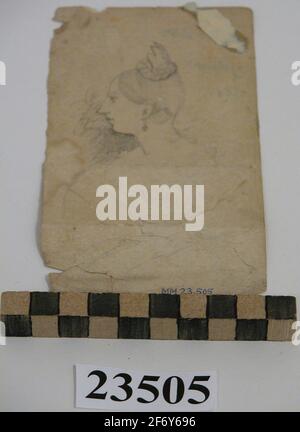 Bleistiftzeichnung.Bleistiftzeichnung auf rechteckigem weißem (vergilbtem) Papier.Standformat.zeigt Frau im Profil, Halbkörper.die Haare in einer Brezel am Kopf, wird mit dekorierten Kamm an Ort und Stelle gehalten.die losen Haare hinter das Ohr gebracht und in einem großen Deckel abgeschlossen.im Ohr, Langer Ohrring.im oberen rechten Teil des Bildes mit grünem Text geschrieben: Ebba (Papierstück-Deckteil des Textes) Kronberg in 1872. Auf dem Rücken in der oberen linken Ecke ein Zeichentrickfilm-Mann mit Jacke, Hose und Kapuze.in der linken Hand hält er etwas und scheint auch etwas unter seinem rechten Arm zu tragen.am unteren Rand des Papiers Stockfoto