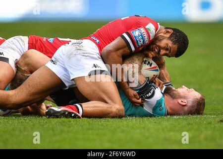 Josh Griffin (4) vom Hull FC wird am 4/3/2021 von Kallum Watkins (3) von Salford Red Devils in angegangen. (Foto von Craig Thomas/News Images/Sipa USA) Quelle: SIPA USA/Alamy Live News Stockfoto