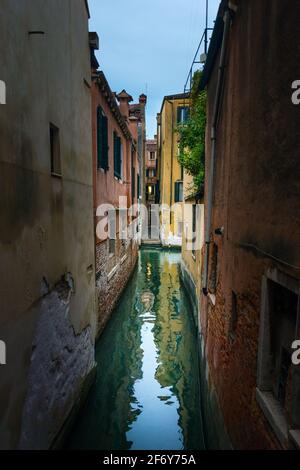 Venedig, Italien - 01.10.2018: die malerischen Grachten und Gassen von Venedig am späten Abend Stockfoto