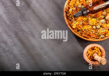 Aromatherapie ätherisches Öl mit Ringelblumen - Calendula officinalis Stockfoto