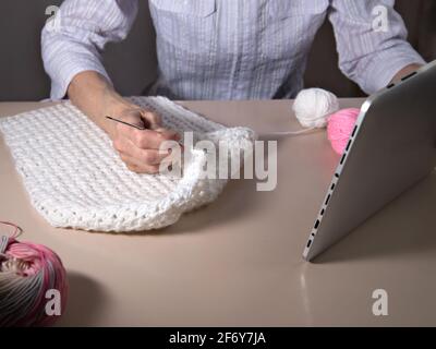 Online-Schulungen. Tablet, Gewinde, Speichen, Stoff auf dem Lichttisch Stockfoto