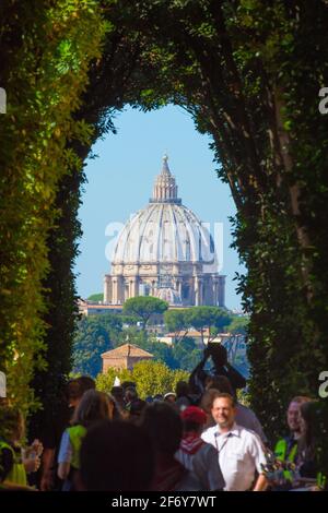 Rom, Italien, 03.Oktober, 2018: ein besonderer Blick auf die Kuppel von St. Peter (Vatikanstadt - Rom). An der Piazza Cavalieri di Malta gibt es die Villa del Prio Stockfoto