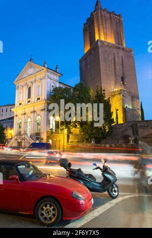 ROM, Italien - 03. Oktober 2018: Nachtansicht von Torre delle Milizie - Der Milizturm in Rom Stockfoto
