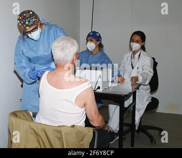 Varese, Italien. April 2021. Varese, Italien Verteidigungsminister Lorenzo Guerini weiht ein neues Impfzentrum in Varese ein auf dem Foto: Impfungen mit Gesundheitspersonal Quelle: Unabhängige Fotoagentur/Alamy Live News Stockfoto