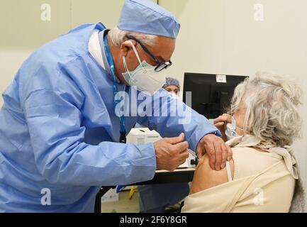 Varese, Italien. April 2021. Varese, Italien Verteidigungsminister Lorenzo Guerini weiht ein neues Impfzentrum in Varese ein auf dem Foto: Impfungen mit Gesundheitspersonal Quelle: Unabhängige Fotoagentur/Alamy Live News Stockfoto