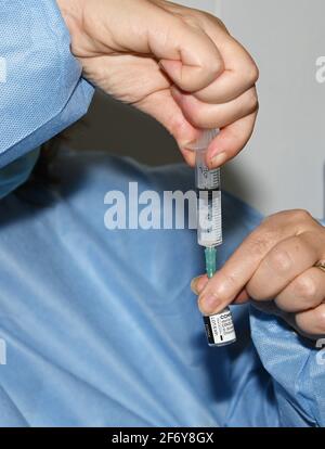 Varese, Italien. April 2021. Varese, Italien Verteidigungsminister Lorenzo Guerini weiht ein neues Impfzentrum in Varese ein auf dem Foto: Impfungen mit Gesundheitspersonal Quelle: Unabhängige Fotoagentur/Alamy Live News Stockfoto