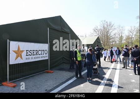 Varese, Italien. April 2021. Varese, Italien Verteidigungsminister Lorenzo Guerini weiht ein neues Impfzentrum in Varese ein auf dem Foto: Impfungen mit Gesundheitspersonal Quelle: Unabhängige Fotoagentur/Alamy Live News Stockfoto