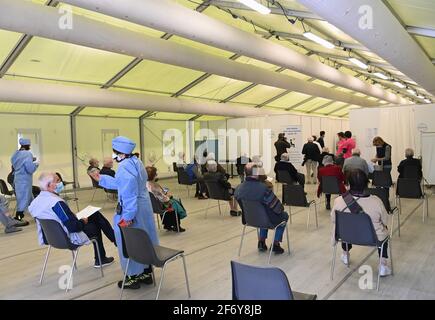 Varese, Italien. April 2021. Varese, Italien Verteidigungsminister Lorenzo Guerini weiht ein neues Impfzentrum in Varese ein auf dem Foto: Impfungen mit Gesundheitspersonal Quelle: Unabhängige Fotoagentur/Alamy Live News Stockfoto