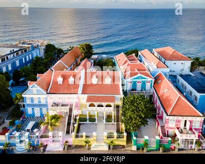 Curacao, Niederländische Antillen Blick auf die bunten Gebäude der Innenstadt von Willemstad Curacao Karibische Insel, bunt restaurierte Kolonialgebäude in Pietermaai Stockfoto