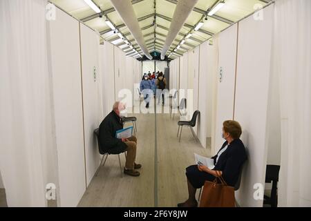 Varese, Italien. April 2021. Varese, Italien Verteidigungsminister Lorenzo Guerini weiht ein neues Impfzentrum in Varese ein auf dem Foto: Impfungen mit Gesundheitspersonal Quelle: Unabhängige Fotoagentur/Alamy Live News Stockfoto