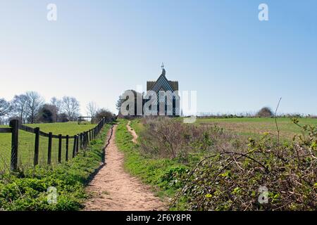 Auf einem öffentlichen Fußweg den Hügel hinauf zu EINEM Haus für Essex von Grayson Perry in Wrabness, Essex, Großbritannien Stockfoto