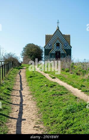 Ein Haus für Essex von Grayson Perry in Wrabness, Essex, Großbritannien. Ein Fußweg führt bergauf in Richtung Ferienhaus durch die Landschaft. Stockfoto