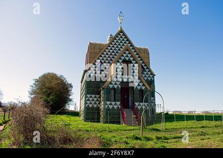 Der vordere Eingang zum Fluss für die weißen und grünen gefliest EIN Haus für Essex von Grayson Perry in Wrabness, Essex, Großbritannien Stockfoto