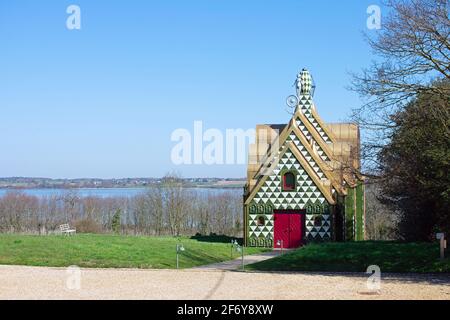 Blick auf den Fluss Stour und über Suffolk von der Auffahrt EINES Hauses für Essex von Grayson Perry in Wrabness, Essex, Großbritannien Stockfoto