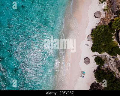Playa Kalki tropische Insel Curacao in der Karibik, Luftblick über den Strand Playa Kalki auf der Westseite der Karibik von Curacao Niederländische Antillen azurblauen Ozean Stockfoto
