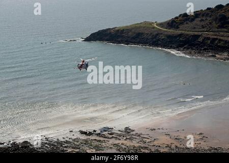 Swansea, Großbritannien. April 2021. Ein Rettungshubschrauber der Küstenwache landet an diesem Nachmittag bei dem heißen osterwochenende in Langland Bay, Swansea. Quelle: Phil Rees/Alamy Live News Stockfoto