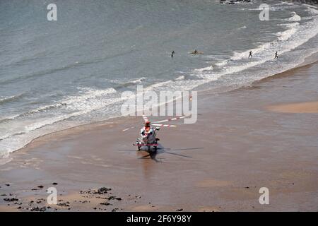 Swansea, Großbritannien. April 2021. Ein Rettungshubschrauber der Küstenwache landet an diesem Nachmittag bei dem heißen osterwochenende in Langland Bay, Swansea. Quelle: Phil Rees/Alamy Live News Stockfoto