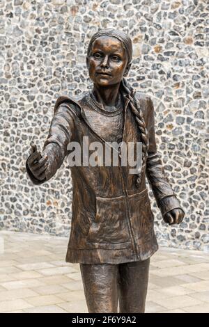 Greta Thunberg Statue auf Winchester University West Downs Campus, Hampshire, Großbritannien. Skulptur der Umweltaktivistin von Christine Charlesworth. Stockfoto