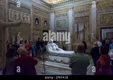 Rom, Italien - 05. Okt 2018: Touristen bewundern die Skulptur in der Galleria Borghese, Rom Stockfoto