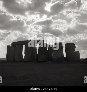 1950er Jahre, historisch, Dämmerung und Blick auf den berühmten Stonehenge, einem prähistorischen Steinkreis auf der Salisbury Plain, Wiltshire, England, Großbritannien. Stockfoto