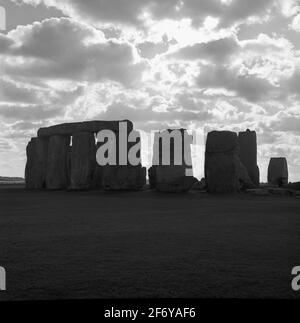 1950er Jahre, historisch, Dämmerung und Blick auf den berühmten Stonehenge, einem prähistorischen Steinkreis auf der Salisbury Plain, Wiltshire, England, Großbritannien. Stockfoto