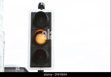 Ampel leuchtet gelb, Großbritannien Stockfoto