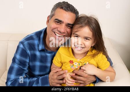 Porträt eines vierjährigen Mädchens mit ihrem Großvater Stockfoto