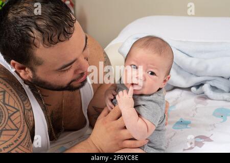 Neugeborener Junge 7 Wochen alt mit Vater Stockfoto