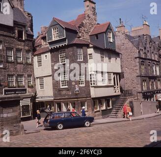 1960er Jahre, historische Außenansicht des John Knox House, einem alten mittelalterlichen Gebäude an der berühmten 'Royal Mile' der Stadt, Edinburgh, Schottland, Großbritannien. Auch bekannt als John Knox's Haus und aus dem Jahr 1470, wird gesagt, obwohl diskutiert, dass es war, um die letzte Residenz des protestantischen Reformators, John Knox. Es ist das einzige erhaltene mittelalterliche Haus in Edinburgh. Es war einst das Zuhause von James Mossman, dem Goldschmied von Mary Queen of Scots, und gilt als einer der größten Kulturschätze Schottlands. Stockfoto