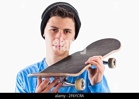 Teenager mit einem Skateboard im Studio Stockfoto