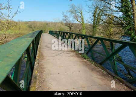 Wood Hall Bridge, eine viktorianische Brücke über den Fluss Wharfe in East Keswick, West Yorkshire, die von Fußgängern, Radfahrern und Pferden genutzt wird Stockfoto