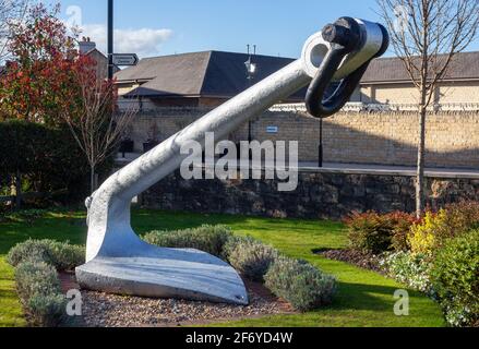 Ein historischer Schiffsanker, der in einem kleinen Garten in der Nähe des Parkplatzes Cluster of Nuts in Wetherby, West Yorkshire, ausgestellt ist Stockfoto