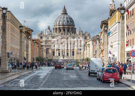 Rom, Italien - 06. Okt 2018: Touristen bewundern den herrlichen Blick auf die Kathedrale von St. Peter von der Via della Consiliazione in Rom Stockfoto