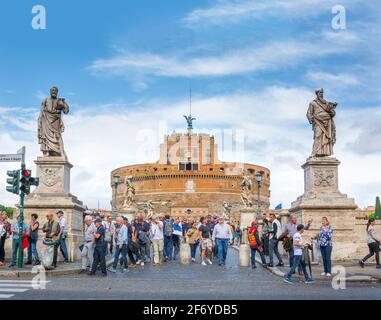 Rom, Italien, 06.Oktober, 2018: Touristen zu Fuß entlang der Brücke von St. Engel, die zum Schloss des Heiligen Engel in Rom Stockfoto